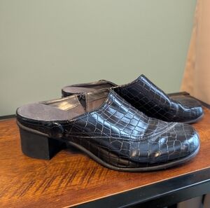 Black Crocodile Patterned Mules